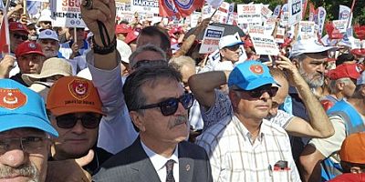 Memurlar İş Bıraktı, Emekli Astsubaylar da Meydanda: “Birlik Olursak Kazanacağız”